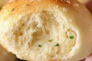 30-Minute Garlic Parmesan Dinner Rolls