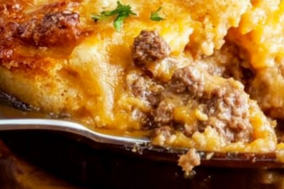 Cheddar Bay Ground Beef Cobbler is a comforting, savory dish that combines seasoned ground beef with a cheesy, golden biscuit topping inspired by the famous Cheddar Bay biscuits. It’s a hearty, one-pan meal perfect for cozy dinners or entertaining guests. Packed with flavor and easy to make, it’s destined to become a family favorite.