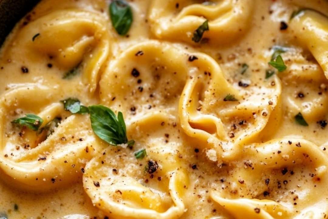 Rich and Velvety Crockpot Tortellini: A Comforting Creamy Delight