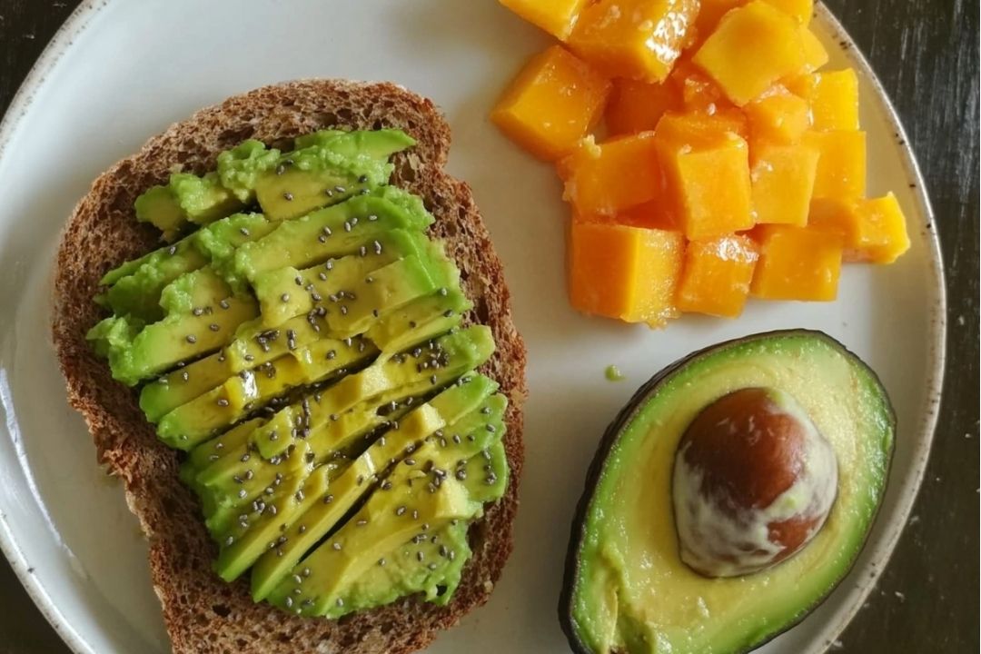 Energizing Avocado Toast: A High-Protein, Low-Calorie Breakfast Boost